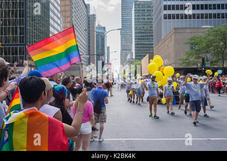 Montreal, 20. August 2017: Mann hält einen Schwulen Regenbogen Flagge in Montreal Gay Pride Parade Stockfoto