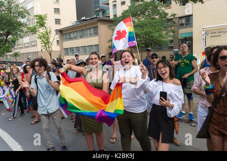 Montreal, CA - 20. August 2017: glücklich und lächelnd Zuschauer an Montreal Gay Pride Parade. Stockfoto