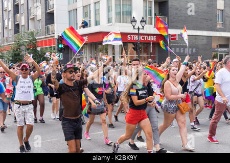 Montreal, CA - 20. August 2017: Glückliche und lachende Menschen in Montreal Gay Pride Parade. Stockfoto