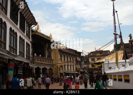 Geschäfte und Cafés rund um die buddhistische Stupa von boudhanath Kathmandu Nepal Stockfoto