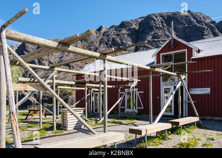 Die Rezeption im alten hölzernen Gebäude im historischen Fischerdorf Nusfjord, Insel Flakstadøya, Lofoten, Nordland, Norwegen Stockfoto