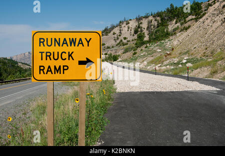 Runaway Lkw Rampe Anmelden: Lkw-fahrer mit fehlerhaften Bremsen sind ein Fluchtweg eine Autobahn entlang in den Bergen im Nordosten Wyoming angeboten. Stockfoto