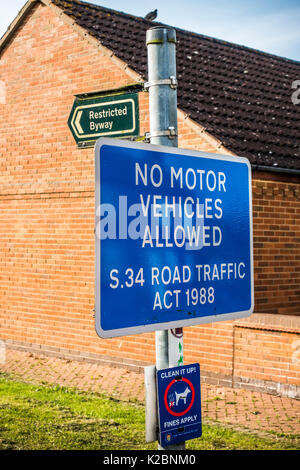 Eine eingeschränkte Byway Notice Board in einem Dorf. Keine Fahrzeuge erlaubt. Abschnitt 34 des Strassenverkehrsgesetzes 1988. Langtoft, Lincolnshire, England, UK. Stockfoto