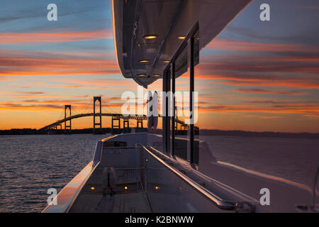 Claiborne Pell Newport Bridge bei Sonnenuntergang von Yacht Chantal Ma in Newport, Rhode Island, USA gesehen. September 2012. Stockfoto