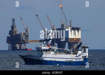 Fischereifahrzeug" Ocean Harvest' mit dem oseberg Ölfeld im Hintergrund. April 2015. Stockfoto