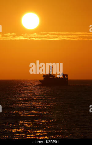 Sonne über Fischereifahrzeug. Nordsee, August 2015. Eigentum veröffentlicht. Stockfoto