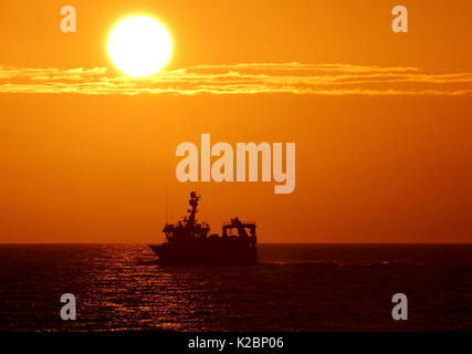 Sonne über Fischereifahrzeug. Nordsee, August 2015. Eigentum veröffentlicht. Stockfoto