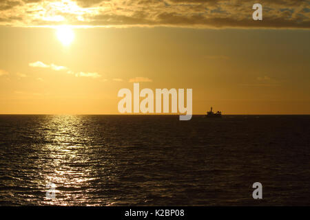 Sonne über Fischereifahrzeug. Nordsee, August 2015. Eigentum veröffentlicht. Stockfoto