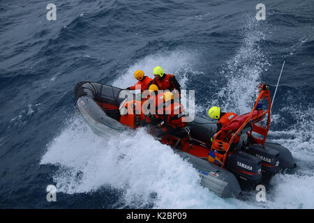 Norwegische Küstenwache Fischereiinspektoren auf Patrouille an der Nordsee. Aug 2015. Stockfoto