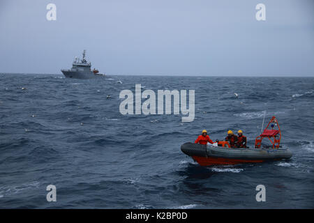 Norwegische Küstenwache Fischereiinspektoren auf Patrouille an der Nordsee. Aug 2015. Stockfoto