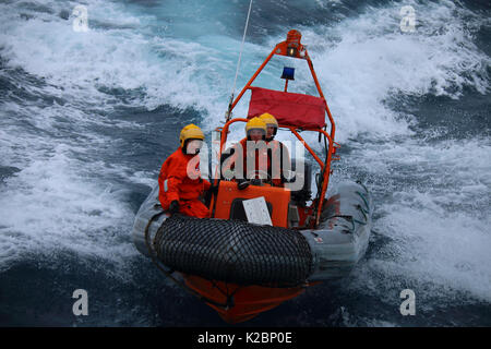 Norwegische Küstenwache Fischereiinspektoren auf Patrouille an der Nordsee. Aug 2015. Stockfoto