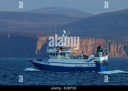 Fischereifahrzeug" Harvester' Richtung Norden auf der Westseite der Orkney Inseln, Schottland, März 2015. Eigentum veröffentlicht. Stockfoto