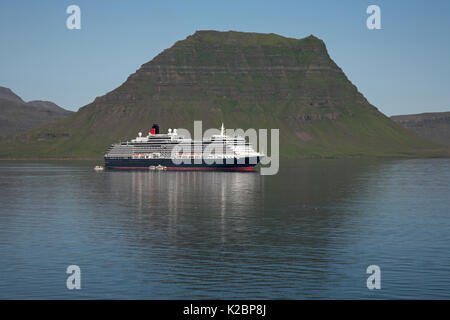 Cunard Cruise Liner "Queen Victoria" bei Kirgjufell, Grundarfjordur, Island verankert. Juli 2009. Stockfoto