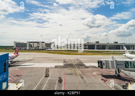 Kuala Lumpur, Malaysia - 12. August 2017: Ankunft in Kuala Lumpur International Airport 2, mehrere Fluggesellschaften Flugzeuge auf die Tore, AKA KLIA 2 in M Stockfoto