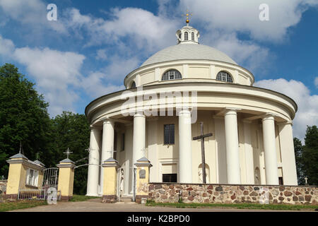 Die Kirche der Heiligen Dreifaltigkeit in Suderve hat eine ungewöhnliche architektonische Lösung Es ist eine Rotunde (ein rundes Gebäude mit einem Kuppelförmigen Dach). Stockfoto