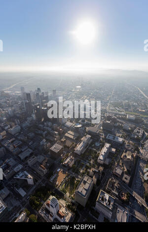 Sonnigen Nachmittag Luftaufnahme von städtischen Straßen und Türme in der Innenstadt von Los Angeles, Kalifornien. Stockfoto