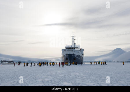 Touristen aus der 'Clipper Adventurer' wandern im Winter schnell Eis bei Port Lockroy, Goudier Island, Antarktische Halbinsel. November, 2011. Alle nicht-redaktionelle Verwendungen muß einzeln beendet werden. Stockfoto