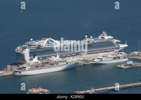 Crown Princess (größte) mit der Entdeckung und dem Clipper Odyssey (kleinste, einem 120 Passagierschiff) in Gibraltar Hafen, Mai 2012. Alle nicht-redaktionelle Verwendungen muß einzeln beendet werden. Stockfoto