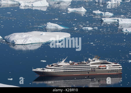 Hohe Betrachtungswinkel von 'Le Boreal" Fahrgastschiff, von Aussichtspunkt am Port Charcot, Stand Island, Antarktische Halbinsel. Februar 2012. Alle nicht-redaktionelle Verwendungen muß einzeln beendet werden. Stockfoto