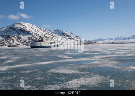 'Polaris 1' Passagierschiff, Eingabe der Winter schnell Eis im Liefdefjorden, Spitzbergen, Svalbard, 2013. Alle nicht-redaktionelle Verwendungen muß einzeln beendet werden. Stockfoto