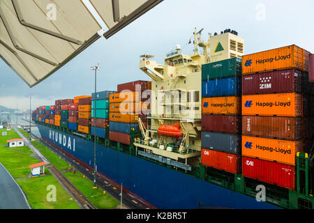 Container schiff durch den Panamakanal im Regen, Panama City, Panama, Mittelamerika. Alle nicht-redaktionelle Verwendungen muß einzeln beendet werden. Stockfoto