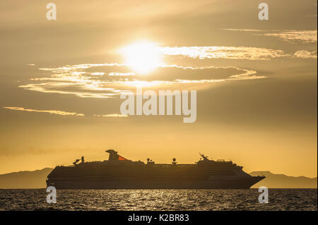 Kreuzfahrtschiff "Carnival Spirit' bei Sonnenuntergang, Golf von Kalifornien, Mexiko. Alle nicht-redaktionelle Verwendungen muß einzeln beendet werden. Stockfoto