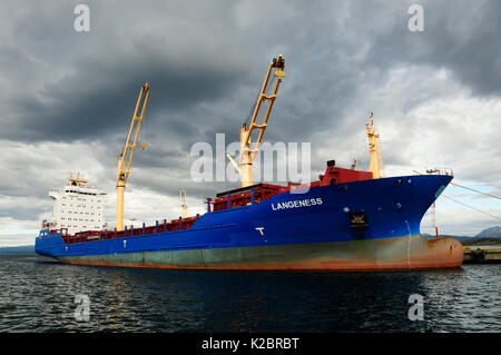 Cargo Schiff in den Hafen von Ushuaia. Beagle Kanal, Feuerland, Argentinien. Alle nicht-redaktionelle Verwendungen muß einzeln beendet werden. Stockfoto