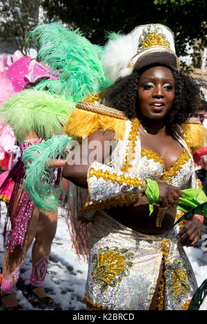 Notting Hill Carnival August 2017. Eine Tänzerin in der Parade. Stockfoto