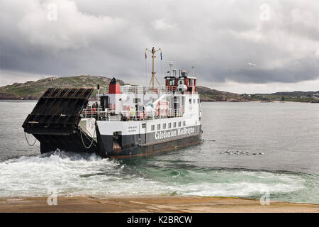 Die Iona Ferry 'Loch Buie" verlassen Iona für Fionnphort auf Mull, Schottland, Großbritannien. Alle nicht-redaktionelle Verwendungen muß einzeln beendet werden. Stockfoto