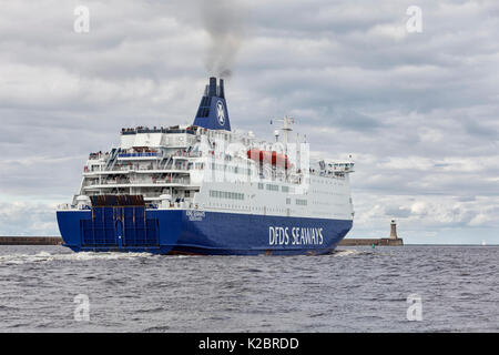 DFDS Seaways Fähre "König Seaways' verlassen Tynemouth, Großbritannien. Alle nicht-redaktionelle Verwendungen muß einzeln beendet werden. Stockfoto