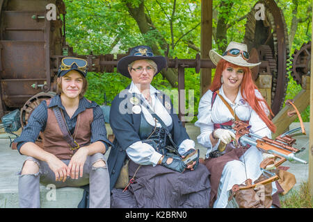 Familie posiert im Kostüm an der jährlichen Coldwater Ontario Kanada Steampunk Festival. Stockfoto