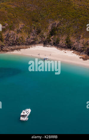 Motorboot und wasserflugzeug an der Küste von Hamilton Island, Cairns, Queensland, Australien. November 2012. Stockfoto