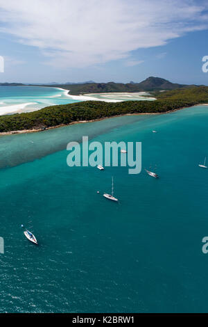 Luftaufnahme von Luxus Yachten vor Anker aus Whitsunday Island, Queensland, Australien. November 2012. Stockfoto