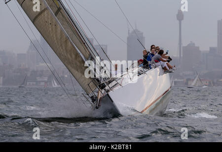 Segeln Segeln im kabbelwasser der Hafen von Sydney, New South Wales, Australien, Oktober 2012. Alle nicht-redaktionelle Verwendungen muß einzeln beendet werden. Stockfoto