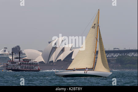 Yacht segeln vor der Oper von Sydney, Sydney, New South Wales, Australien, Oktober 2012. Alle nicht-redaktionelle Verwendungen muß einzeln beendet werden. Stockfoto