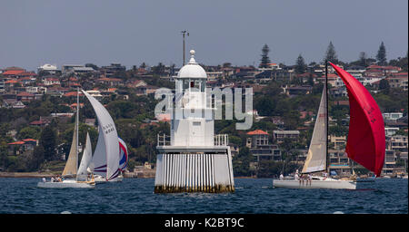 Segel Boote racing um ein Leuchtturm im Hafen von Sydney, New South Wales, Australien, Oktober 2012. Alle nicht-redaktionelle Verwendungen muß einzeln beendet werden. Stockfoto