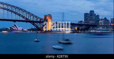 Hafen von Sydney bei Nacht, auf das Opera House und die Harbour Bridge, New South Wales, Australien, Oktober 2012. Stockfoto