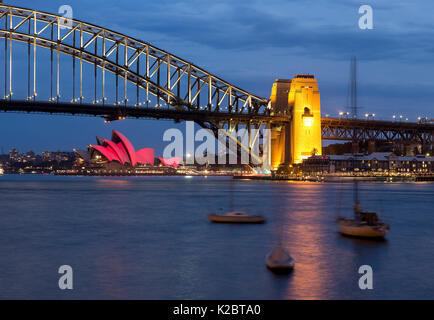 Hafen von Sydney bei Nacht, auf das Opera House und die Harbour Bridge, New South Wales, Australien, Oktober 2012. Stockfoto