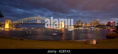 Hafen von Sydney bei Nacht, auf das Opera House und die Harbour Bridge, New South Wales, Australien, Oktober 2012. Stockfoto