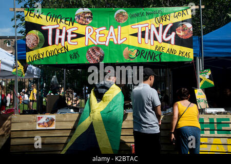 Notting Hill Carnival 28. August 2017. West London, England. Stall namens "Der eigentliche Ting" Verkauf von traditionellen jamaikanischen Essen Stockfoto