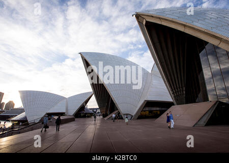 Touristen zu Fuß rund um die Sydney Opera House in der Dämmerung, New South Wales, Australien, November 2012. Alle nicht-redaktionelle Verwendungen muß einzeln beendet werden. Stockfoto