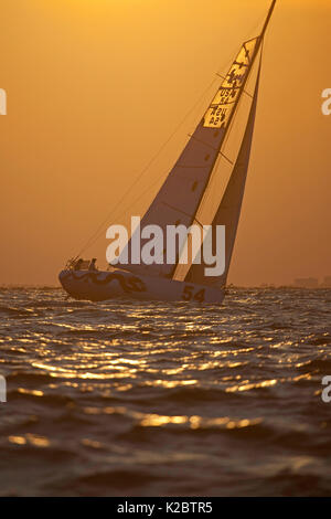 Yacht segeln bei Sonnenuntergang am Atlantik Cup Rennen starten, Charleston, South Carolina, New York, USA, Mai 2012. Stockfoto