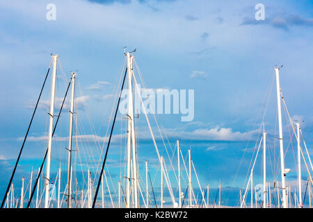 Segelboot Masten und den blauen Himmel mit weißen Wolken Stockfoto