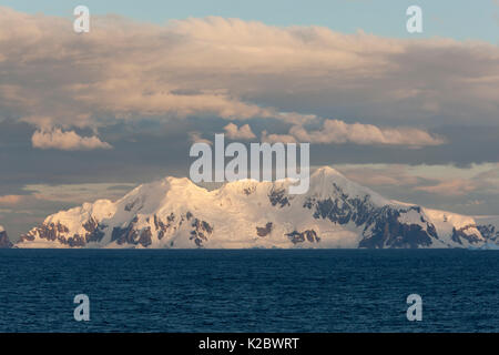 Schneebedeckte Berge, Trinity Insel, Antarktis, Januar. Stockfoto