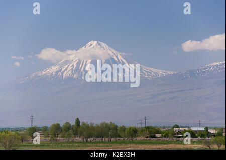 Weniger Schnee bedeckten Berg Ararat in der Türkei, von Eriwan, Armenien, können gesehen. Stockfoto