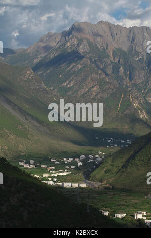 Landschaft mit Stadt im Tal, Yunnan, China, Juli 2007. Stockfoto