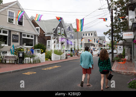 Menschen zu Fuß auf Commercial Street in Provincetown, Massachusetts, Cape Cod, USA. Stockfoto