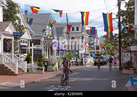 Menschen Wandern und Radfahren auf der belebten Einkaufsstraße in Provincetown, Massachusetts, Cape Cod, USA Stockfoto