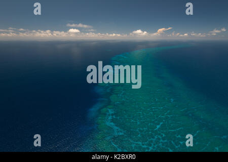 Luftaufnahme von versteckten Riff zwischen Yasawa und Vanua Levu Great Sea Reef, Western Division, Fidschi. Dezember 2013. Stockfoto