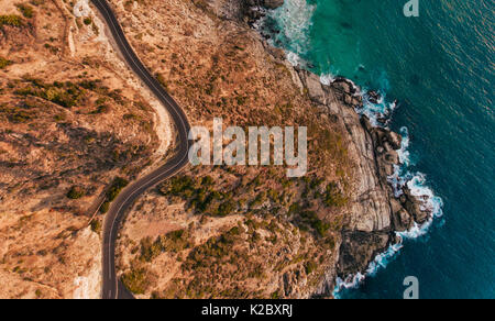 Blick von oben auf die Straße durch die schöne Landschaft geht. Straße biegen am Meer entlang. Stockfoto